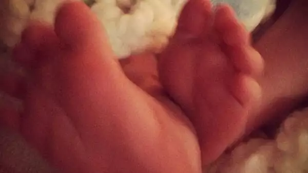 La cantante y actriz publicó en su cuenta de Twitter una imagen de los pies de su hijo Luca; a través de la red social ha mantenido informados a sus fans sobre su debut como mamá.