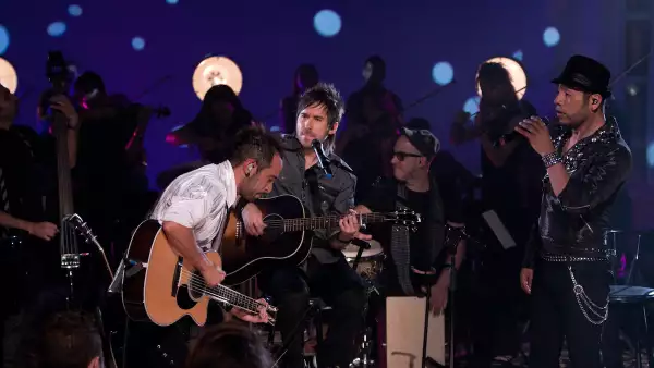 Tr3s: MTV Musica y Mas Camila Unplugged Performance