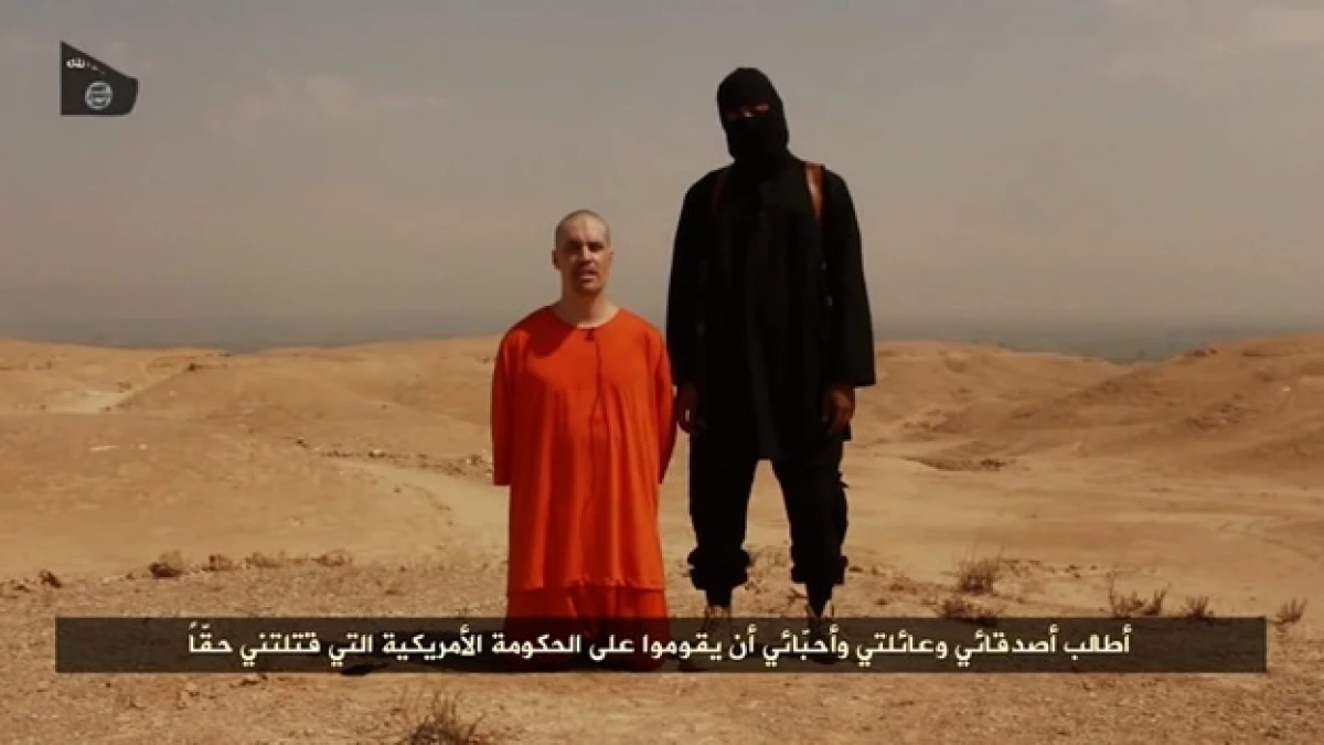 Un video difundido por ISIS muestra la decapitación de un periodista estadounidense, desaparecido en 2012