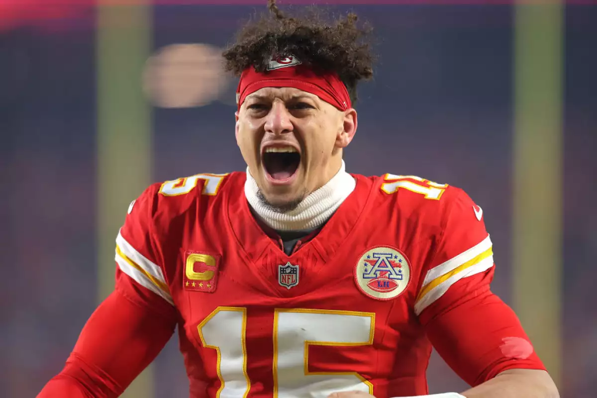 Foto de Patrick Mahomes con bandana en la cabeza y gritando tras hacer una anotación.