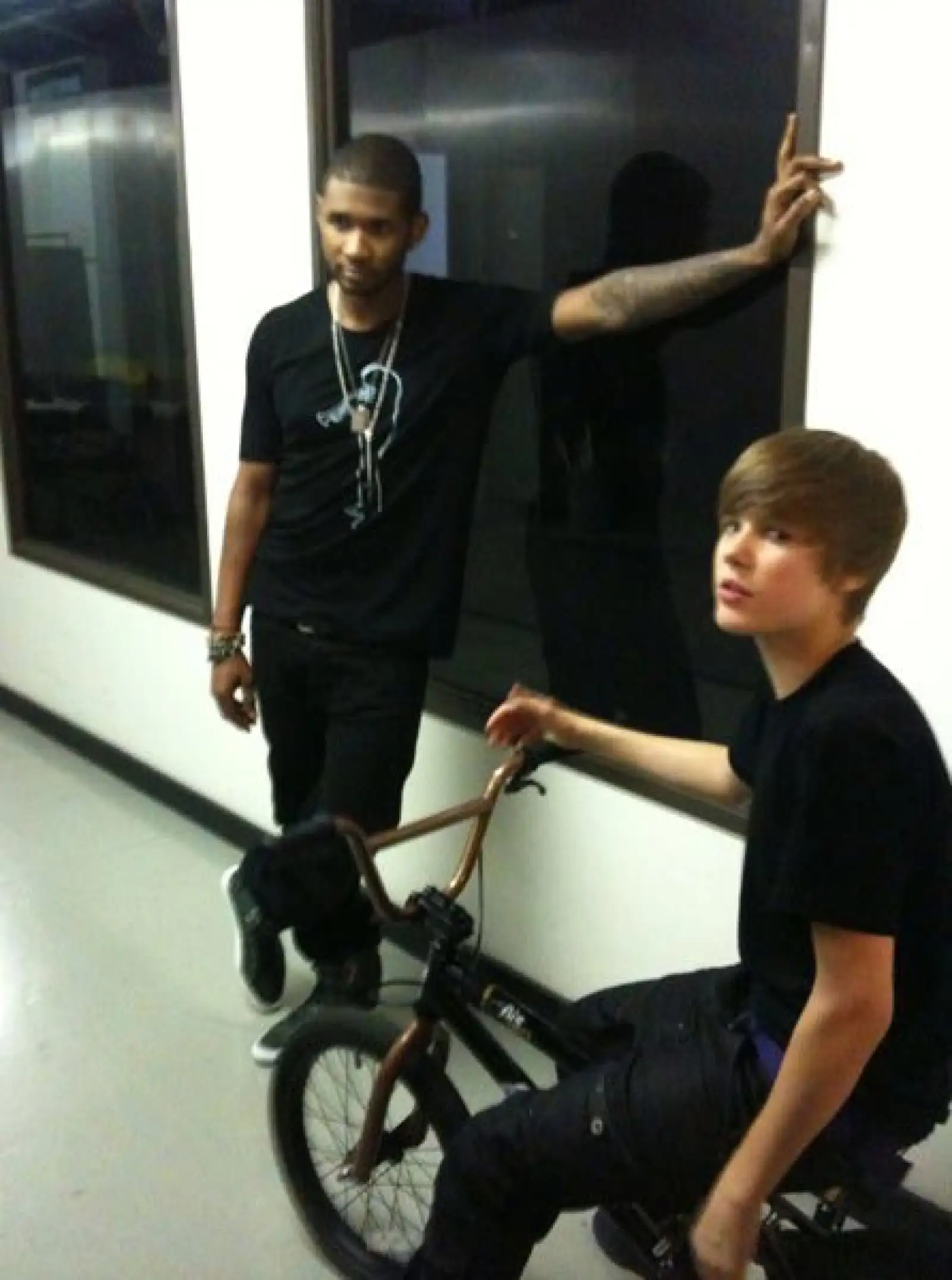 El joven y perseguido Justin Bieber junto al cantante Usher, en la grabación de un video.