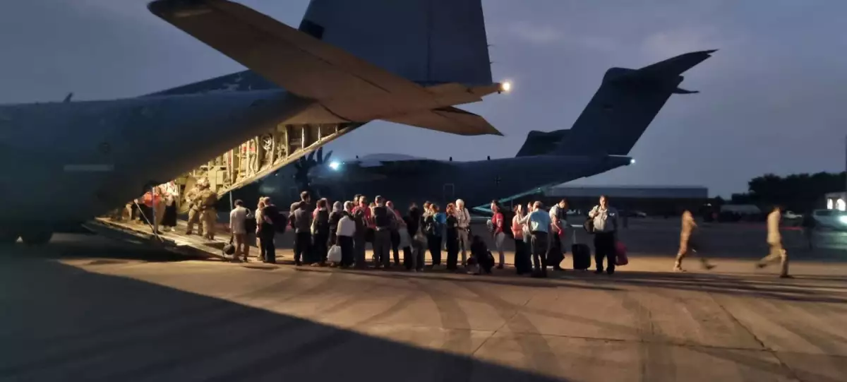 Ciudadanos italianos abordan un avión C130 de la Fuerza Aérea Italiana durante su evacuación de Jartum, Sudán, en esta foto sin fecha obtenida por Reuters el 24 de abril de 2023.