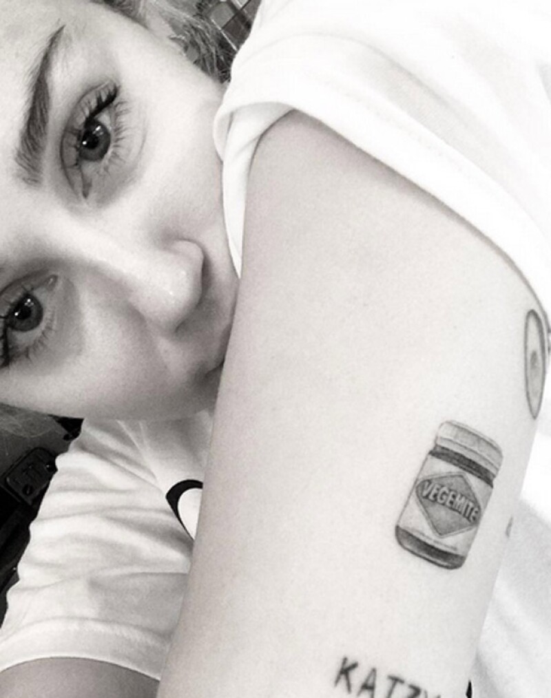 Si todavía se dudaba de que la cantante hubiera retomado su relación con el actor, el nuevo dibujo que se hizo en su brazo es la más reciente prueba de que su compromiso va más en serio que nunca.