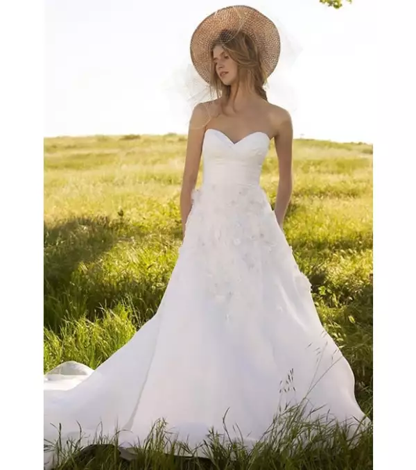 Encaje y cortes poco más sueltos integran el vestido de una novia campirana ideal.