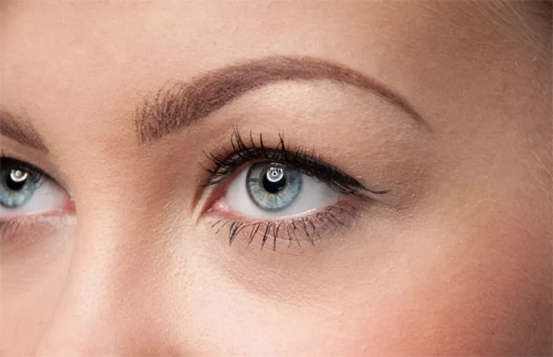 Platicamos con el especialista Óscar Huerta, quien aplica la técnica de micropigmentación, y nos cuenta todo lo que debemos de saber sobre ella.