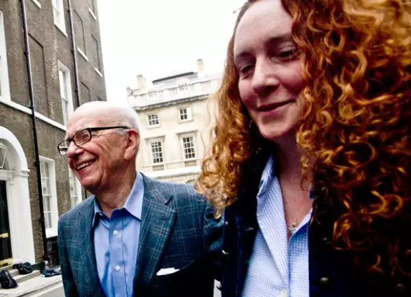 Rupert Murdoch es el CEO de News Corporation, una firma que engloba varios medios de comunicación, entre ellos Fox News, National Geographic, Speed, The Wall Street Journal y 20th. Century Fox. Rebekah Brooks era la editora del News of the World.