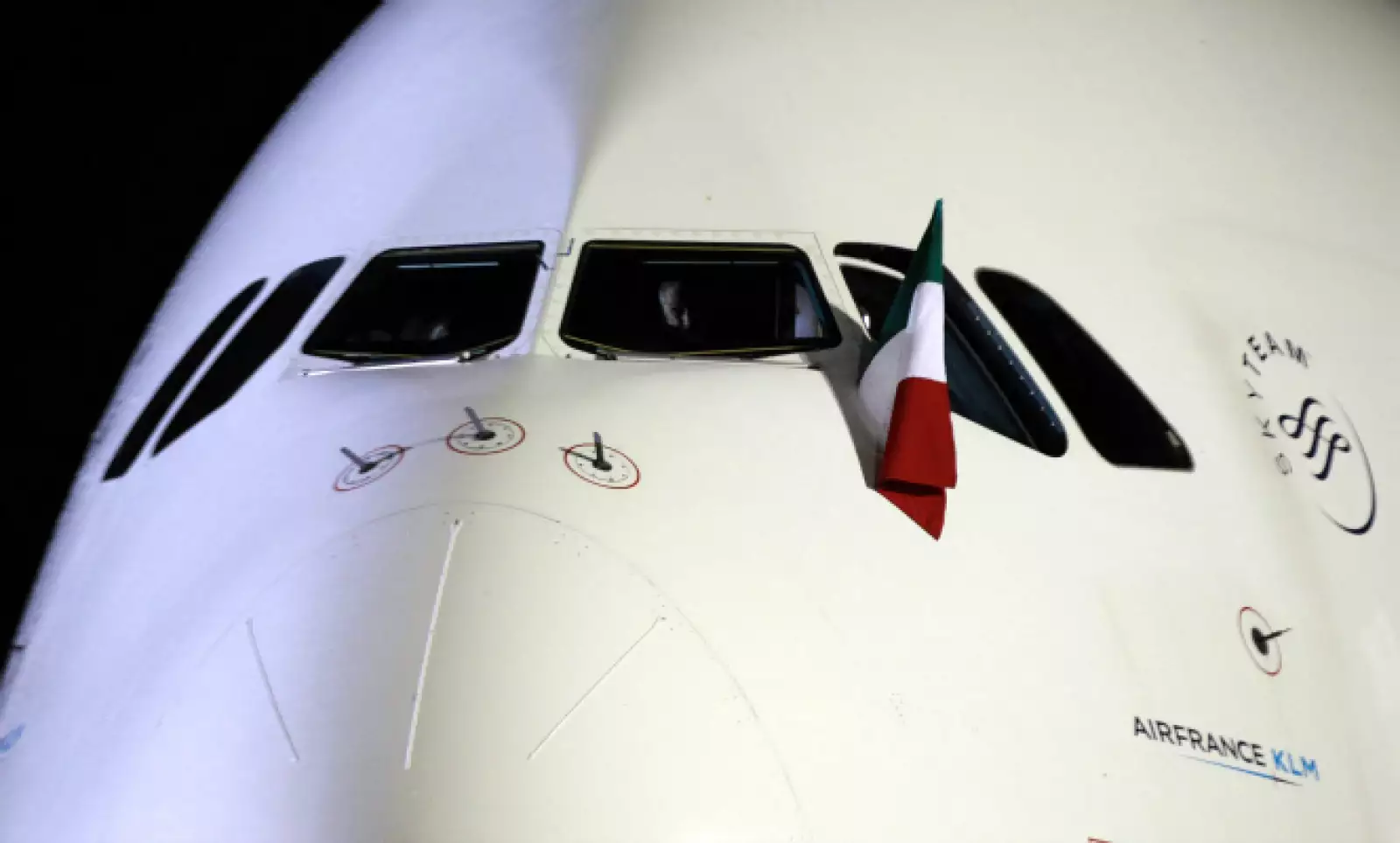 El avión fue recibido con música mexicana interpretada por un mariachi.