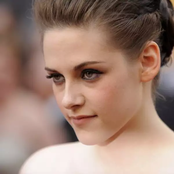 La belleza poco convencional de Kristen Stewart logró enamorar a Robert Pattinson.