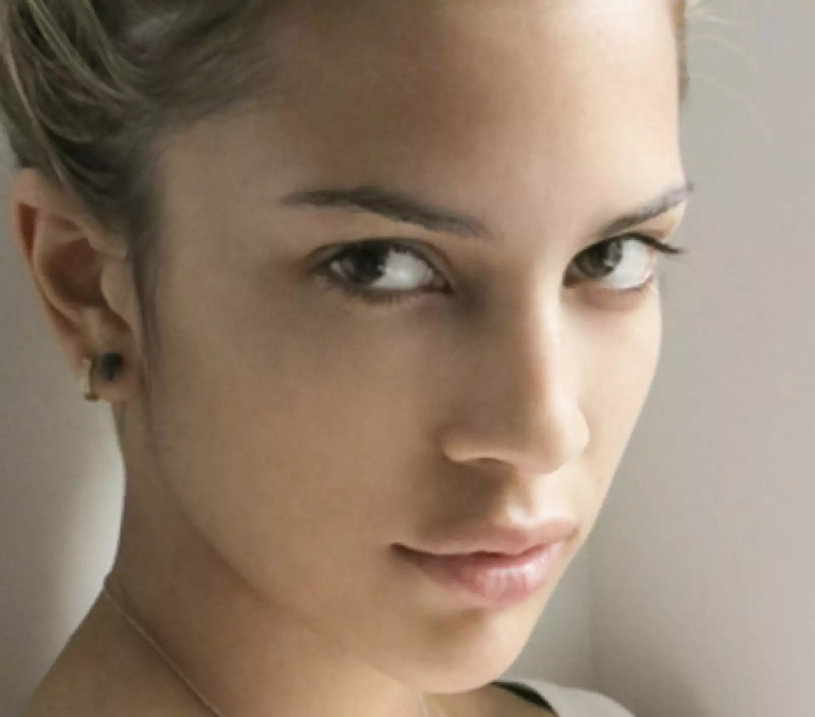 Kenya Kinski Jones siguió los pasos de su mamá Nastassa Kinski en el modelaje. Ella era famosa por aparecer en portadas de Vogue en los 80.