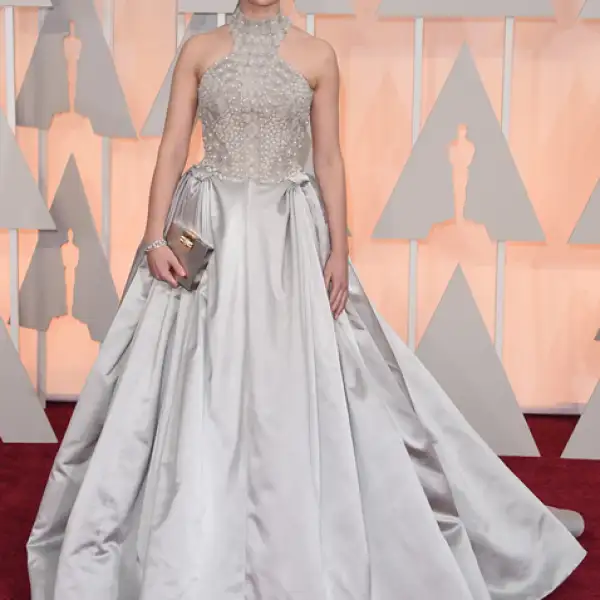 La actriz de The Theory of Everything, Felicity Jones, usó un Alexander McQueen para la premiación. Optó por un Saint Laurent para la fiesta de Vanity Fair.