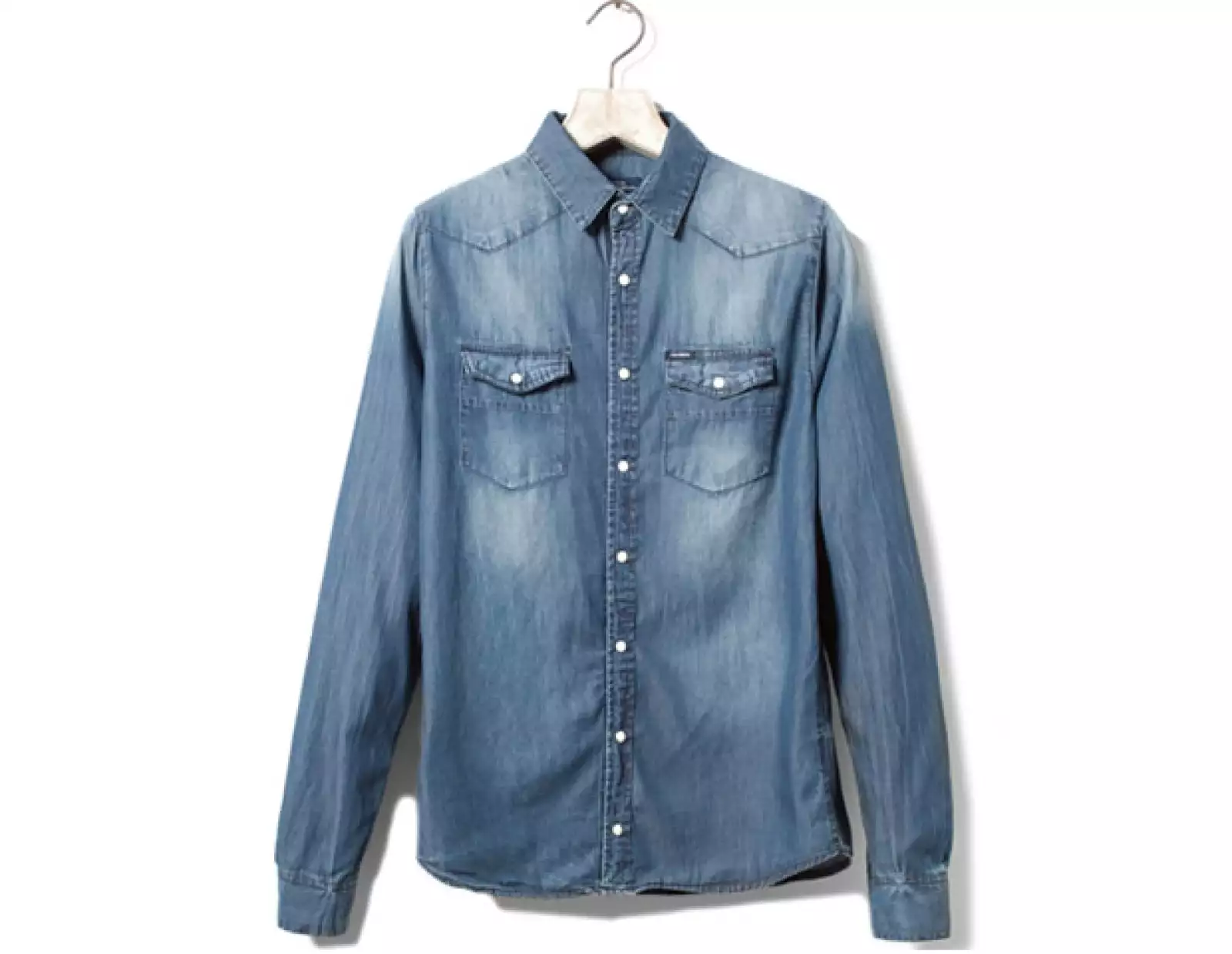 Para los aquellos que disfrutan de la comodidad y estar trendy no puede faltar en su closet una camisa de denim.