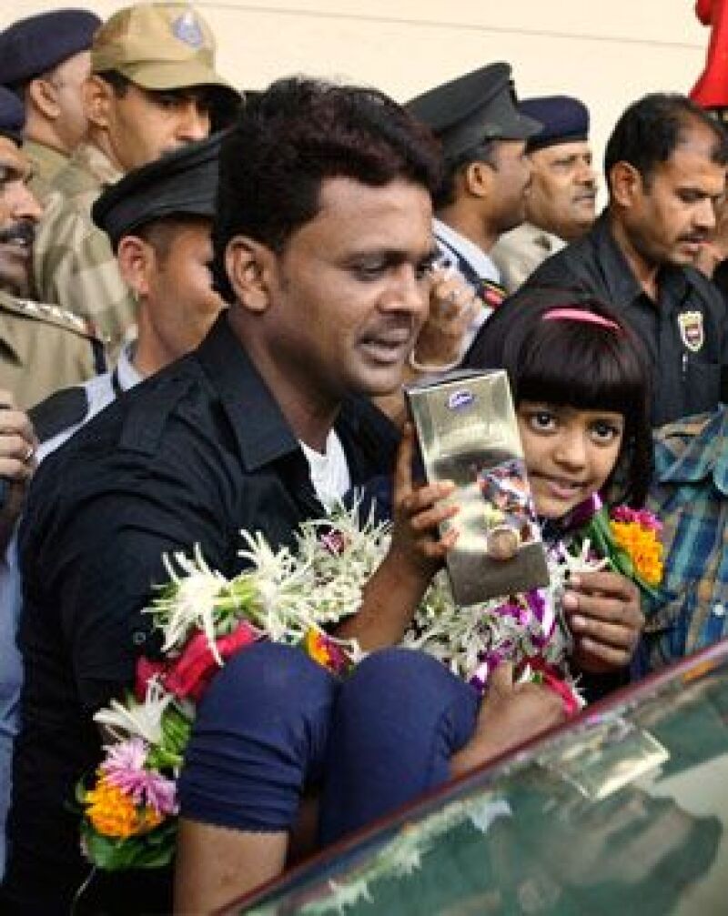 La policía india busca a fondo luego que un tabloide británico argumentó que el padre intentó vender a Rubina Ali a un reportero que se hizo pasar por jeque.