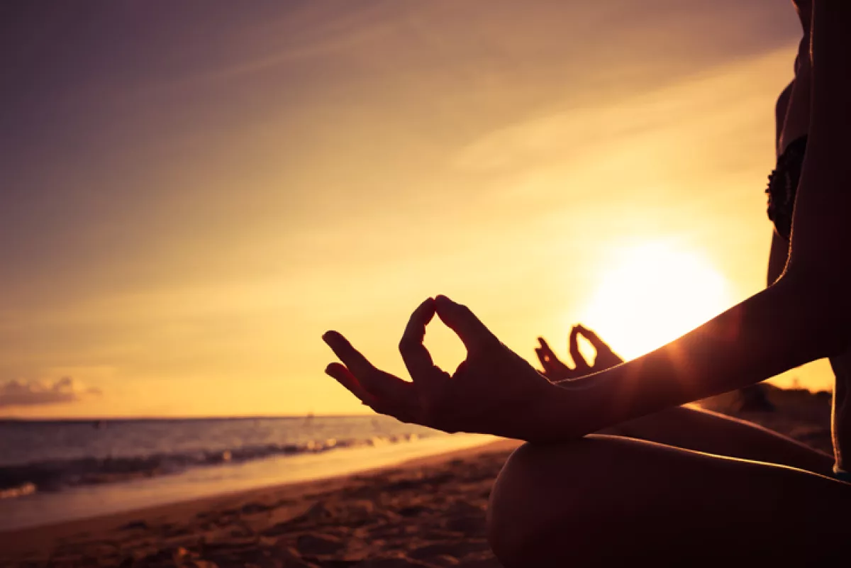 Meditación en la playa en pleno atardecer.