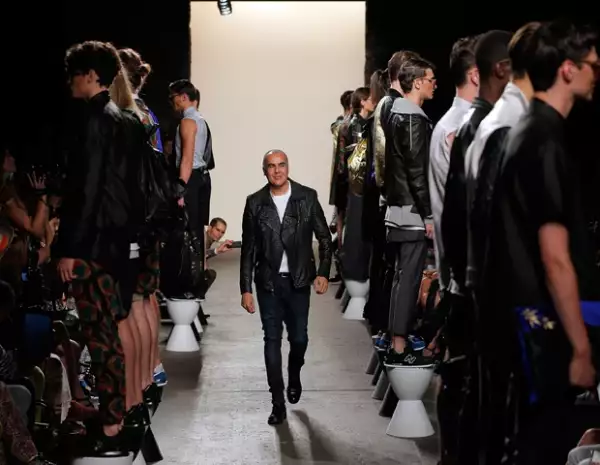 El diseñador al cerrar el desfile.