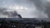 Humo oscuro se eleva después de un ataque aéreo en la occidental ciudad de Lviv (Leópolis) en Ucrania.