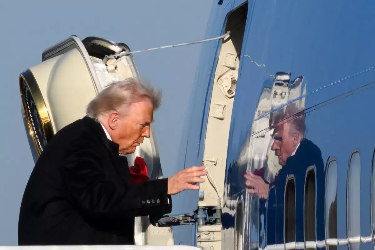 El presidente de los Estados Unidos, Donald Trump, aborda el Air Force One antes de salir del Aeropuerto Metropolitano del Condado de Detroit en Romulus, Michigan, el 13 de enero de 2026. Trump regresa de hablar con el Club Económico de Detroit en Detroit, Michigan, y de una visita a una planta de producción de Ford.