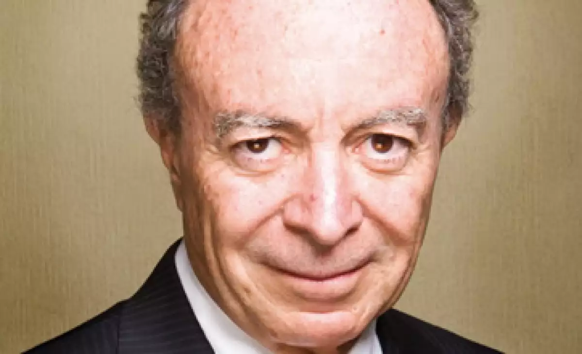 Para la banca es más rentable atacar segmentos de altos ingresos que la economía informal, dice Guillermo Ortiz, presidente de Grupo Financiero Banorte, quien plantea como reto para las instituciones crediticias dotar de más microcréditos a la población.
