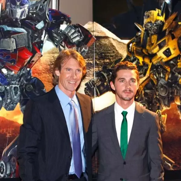 El director Michael Bay y Shia Labeouf posaron para las imparables cámaras que se dieron cita en el evento.