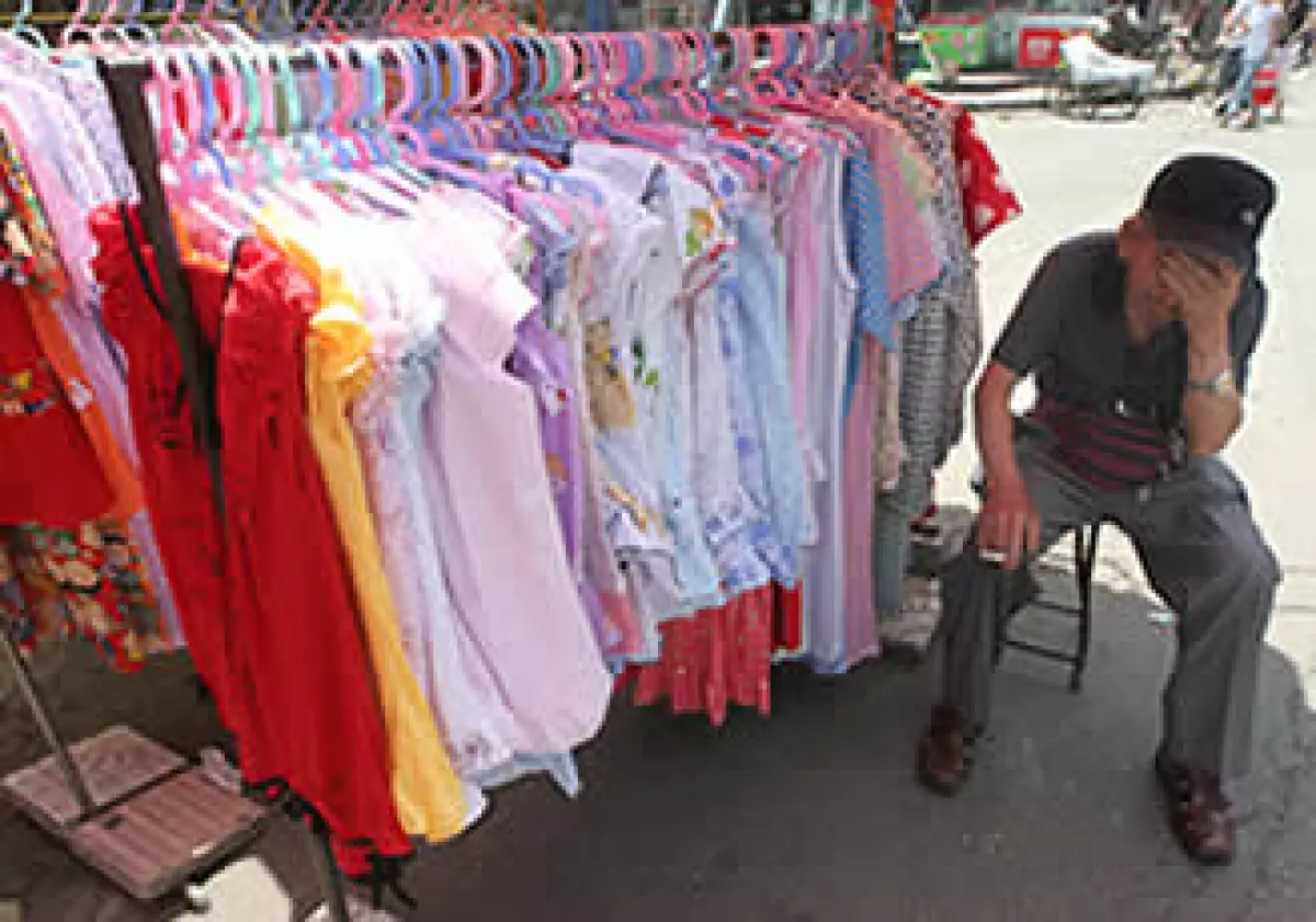 Los tianguis se han vuelto uno de los principales canales de distribución de ropa, superando a la tiendas departamentales, según la CNIV. (Foto: (AP))