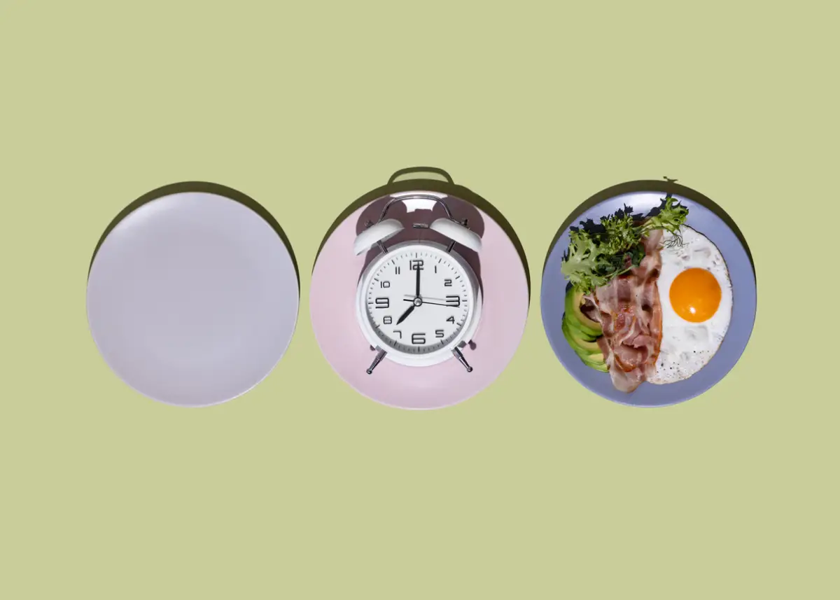 tres platos que representan el proceso del ayuno intermitente