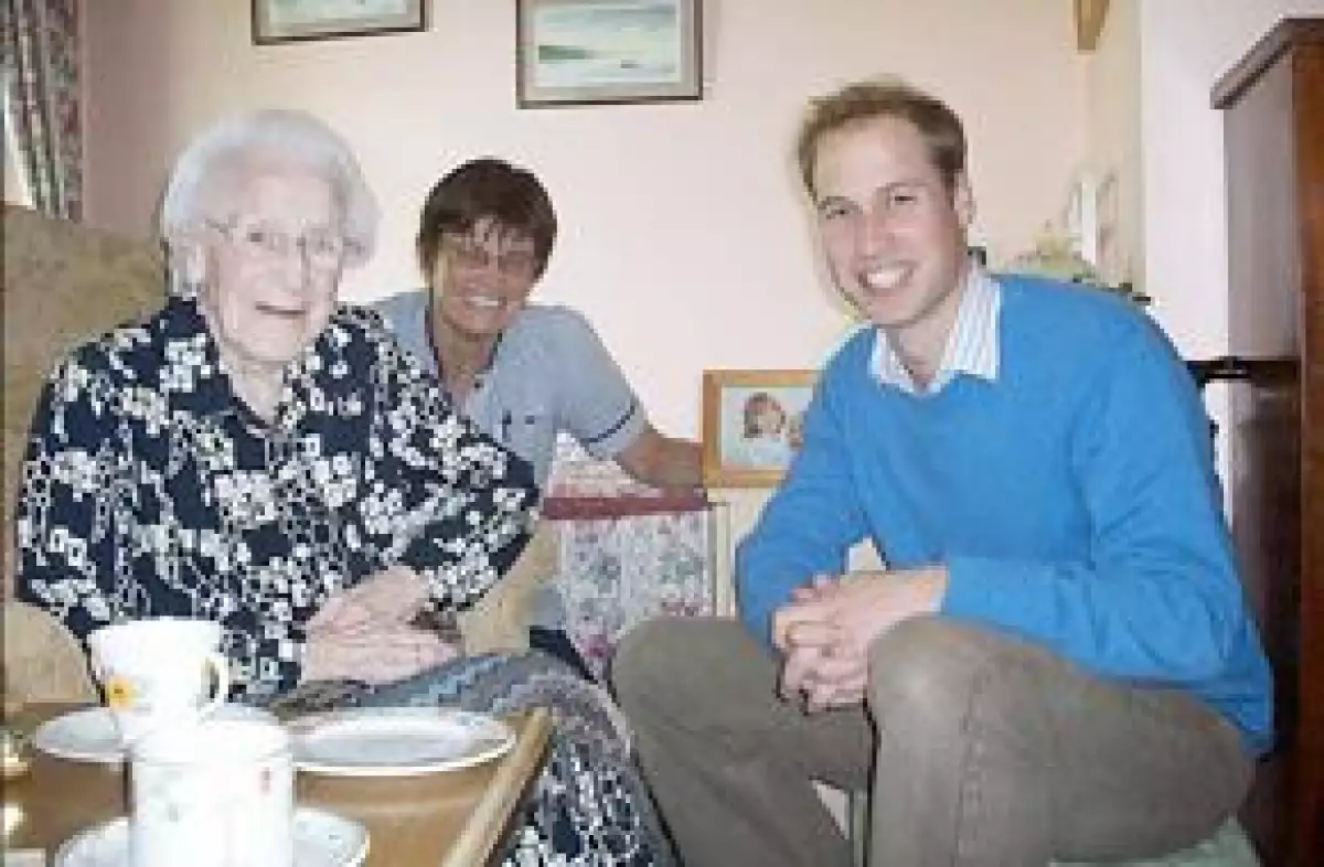 El heredero a la corona británica fue a la casa de ancianos de Masters, cerca de la ciudad de Oxford, el viernes, y la mujer le dio un consejo de modas para su abuela, la reina Isabel II.