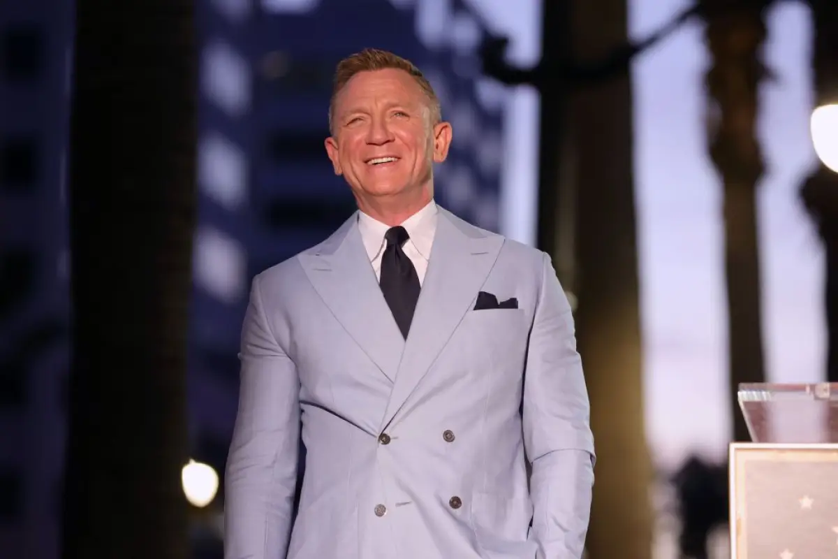 Daniel-Craig-Condecoracion-Reina-IsabelII