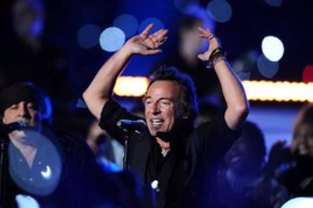El cantante será la estrella del mayor encuentro de música del verano en Inglaterra.