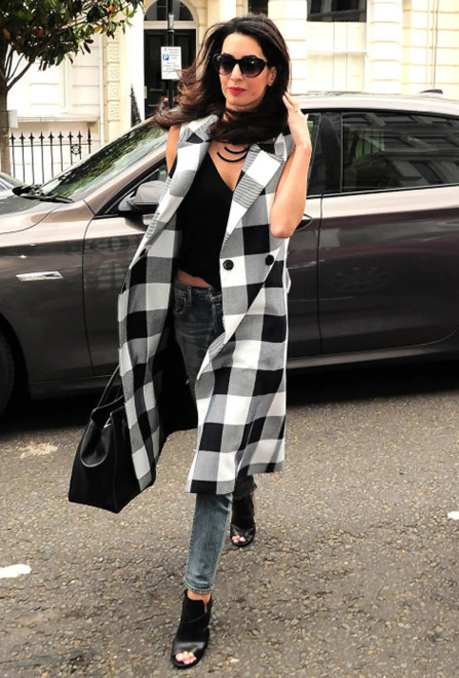 La abogada triunfó con su look street style al dejar que su chaleco Tome de spring 2015 sea la pieza clave del look.