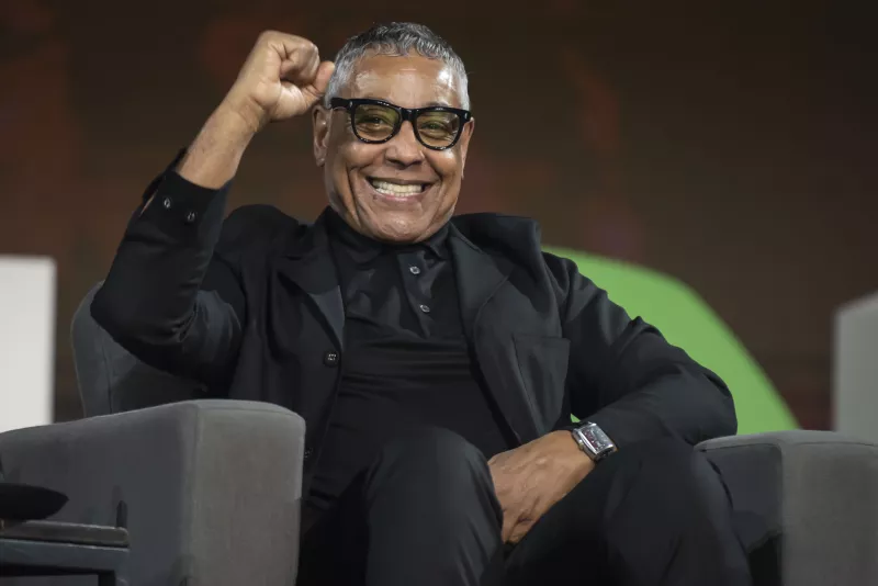 foto del actor Giancarlo Esposito sonriendo y levantando el puño en la conversación con fans en la CCXP México 2024.