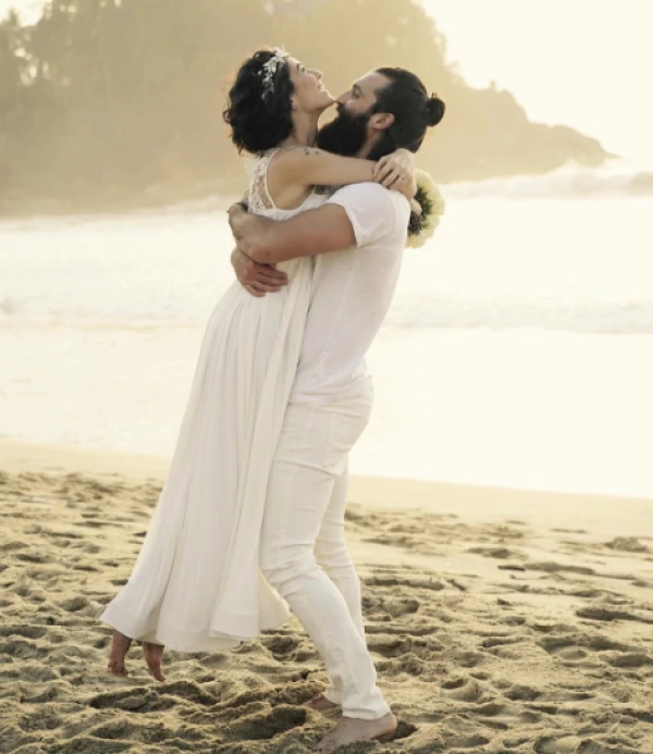 La actriz compartió en Instagram una foto de su enlace con Kenneth Ray Sigman, en la playa.