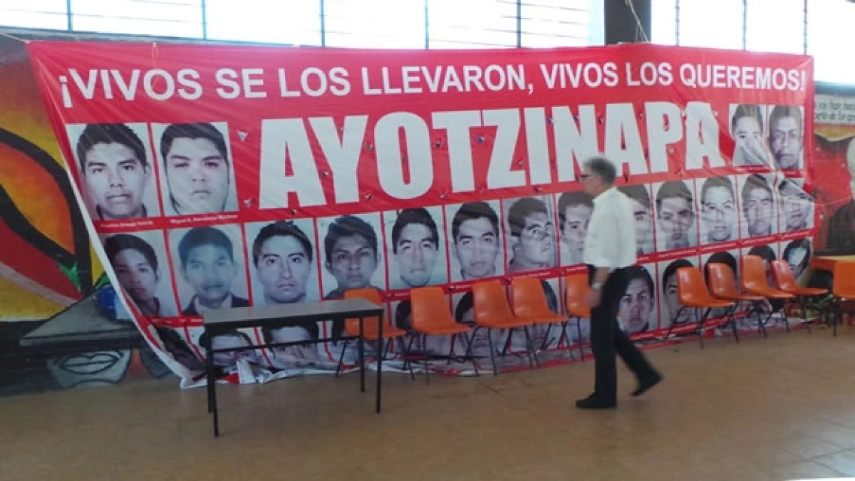 El delegado del Gobierno Federal alemán Cristoph Strasser, al realizar un un recorrido por la normal de Ayotzinapa