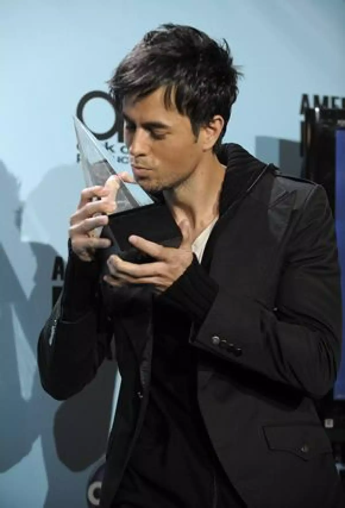 El cantante español se llevó una vez más el premio en los American Music Awards. Su primer galardón lo consiguió en 1998 y en total tiene seis en su casa.