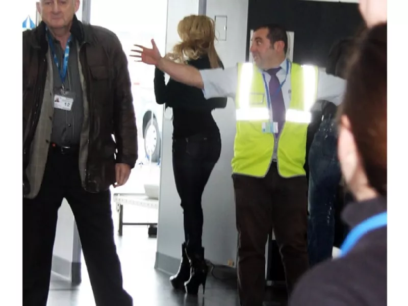 La pareja fue captada en el Aeropuerto El Prat en Barcelona, España, con lo cual dejan en claro que ya no se esconderán de la prensa.