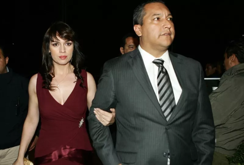 Finalmente la pareja se dio el "Sí, acepto" frente a familiares y amigos, entre los que se encontraban el presidente Felipe Calderón y su esposa Margarita Zavala, senadores y secretarios de Estado.