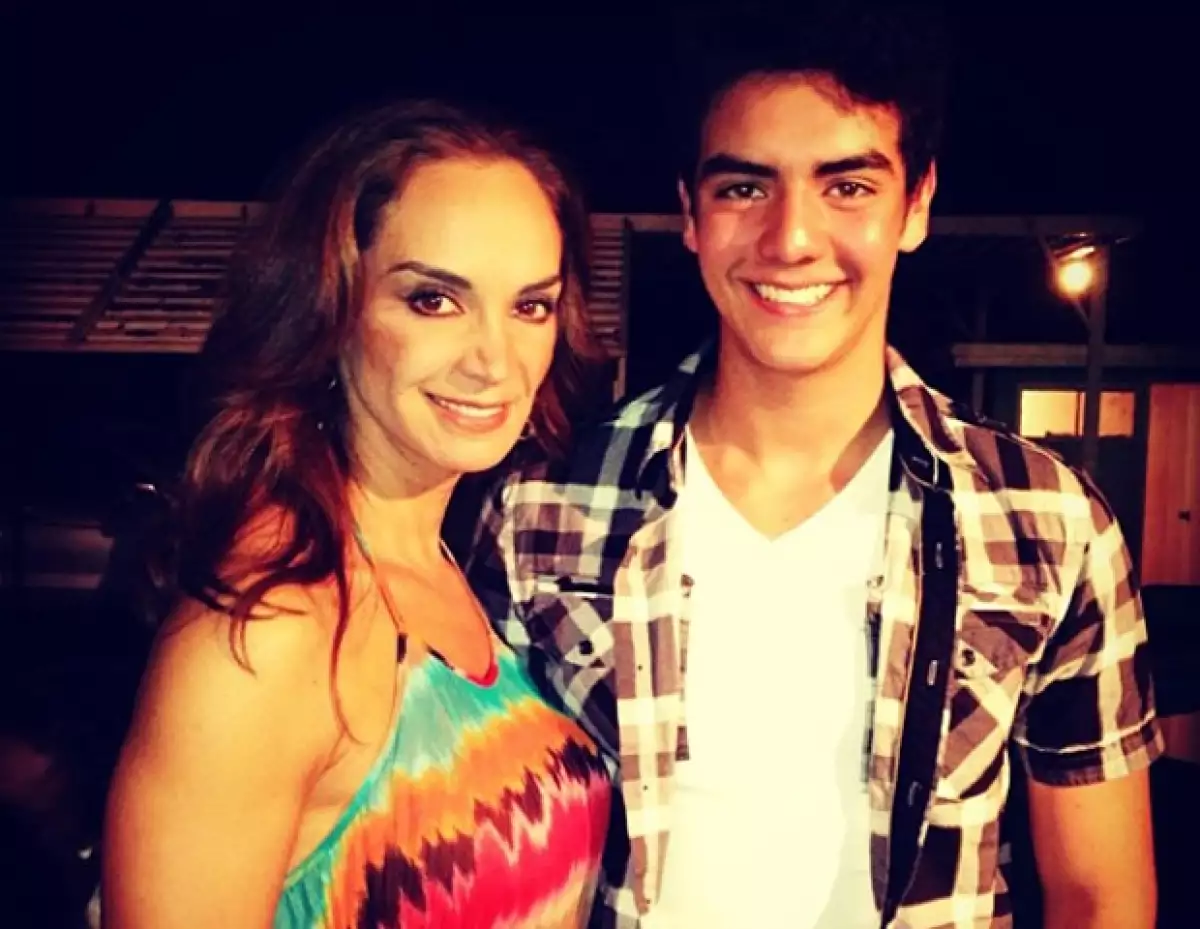 Madre e hijo, Simón no puede evitar demostrar el amor y admiración que tiene por mamá.