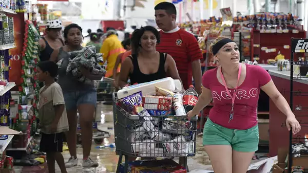 Medios indican que algunos pobladores se han metido a las viviendas afectadas por el huracán.