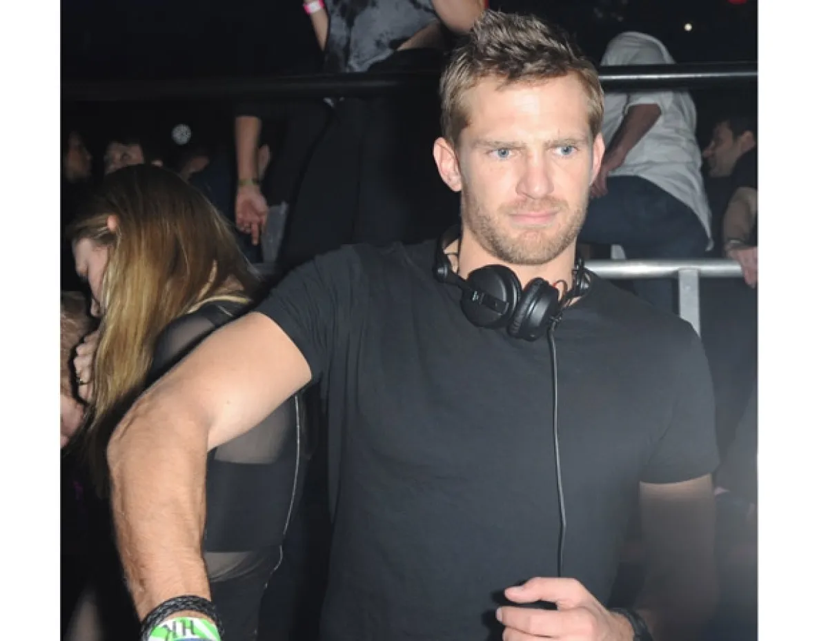 Jacobi Anstruther-Gough Calthorpe disfruta mucho de la fiesta electrónica.