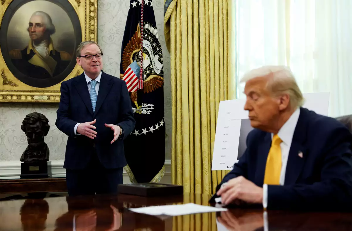 El asesor económico de la Casa Blanca, Kevin Hassett, habla junto al presidente de los Estados Unidos, Donald Trump, en la Oficina Oval de la Casa Blanca en Washington, D.C., EE. UU., 7 de marzo de 2025.