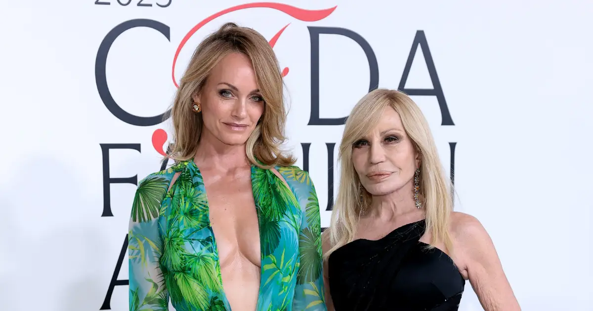 Amber Valleta y Donatella Versace CFDA