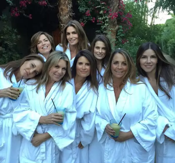 Cindy además compartió una foto con sus amigas en la que se le ve con un look muy natural.