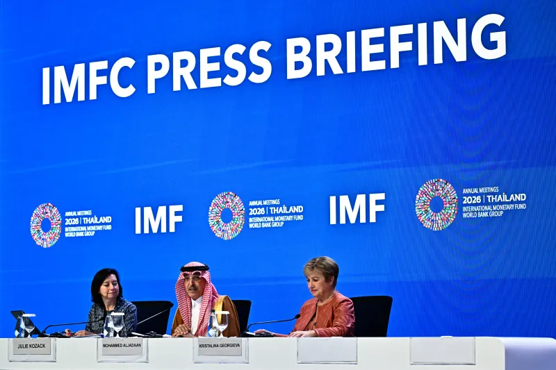 La directora de Comunicaciones del FMI, Julie Kozack; el ministro de Finanzas de Arabia Saudita, Mohammed al-Jadaan, y la directora gerente del organismo, Kristalina Georgieva, durante una conferencia de prensa en Bangkok.