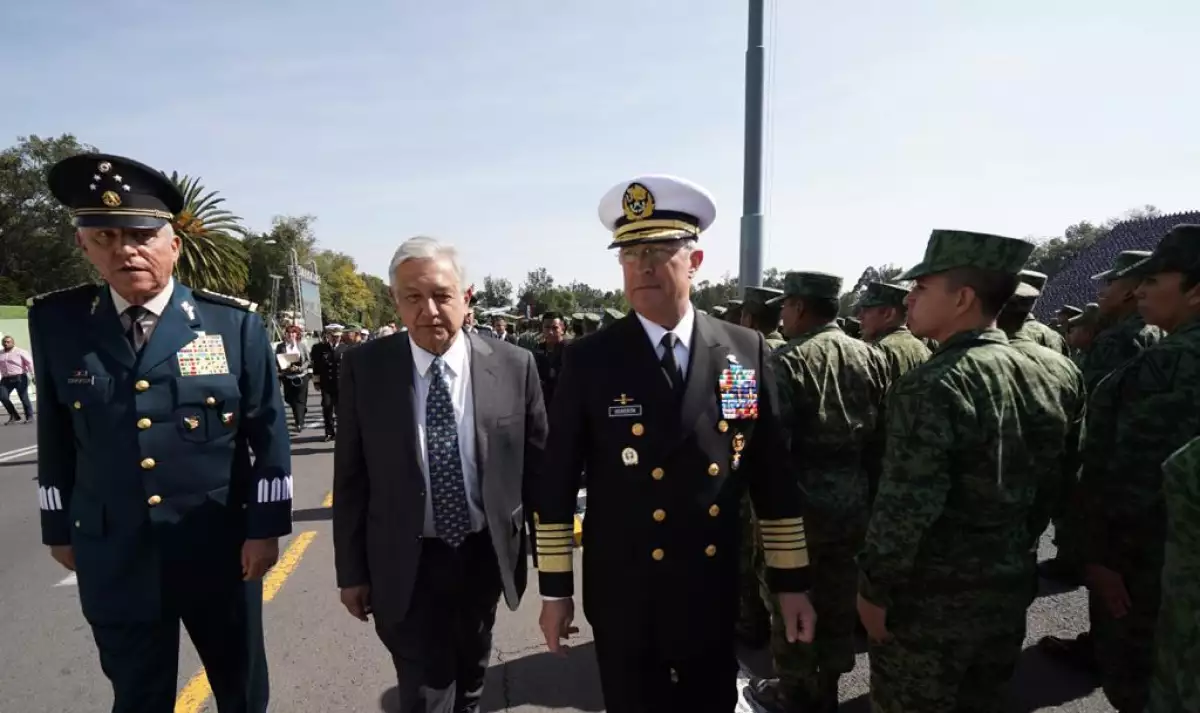 AMLO con militares