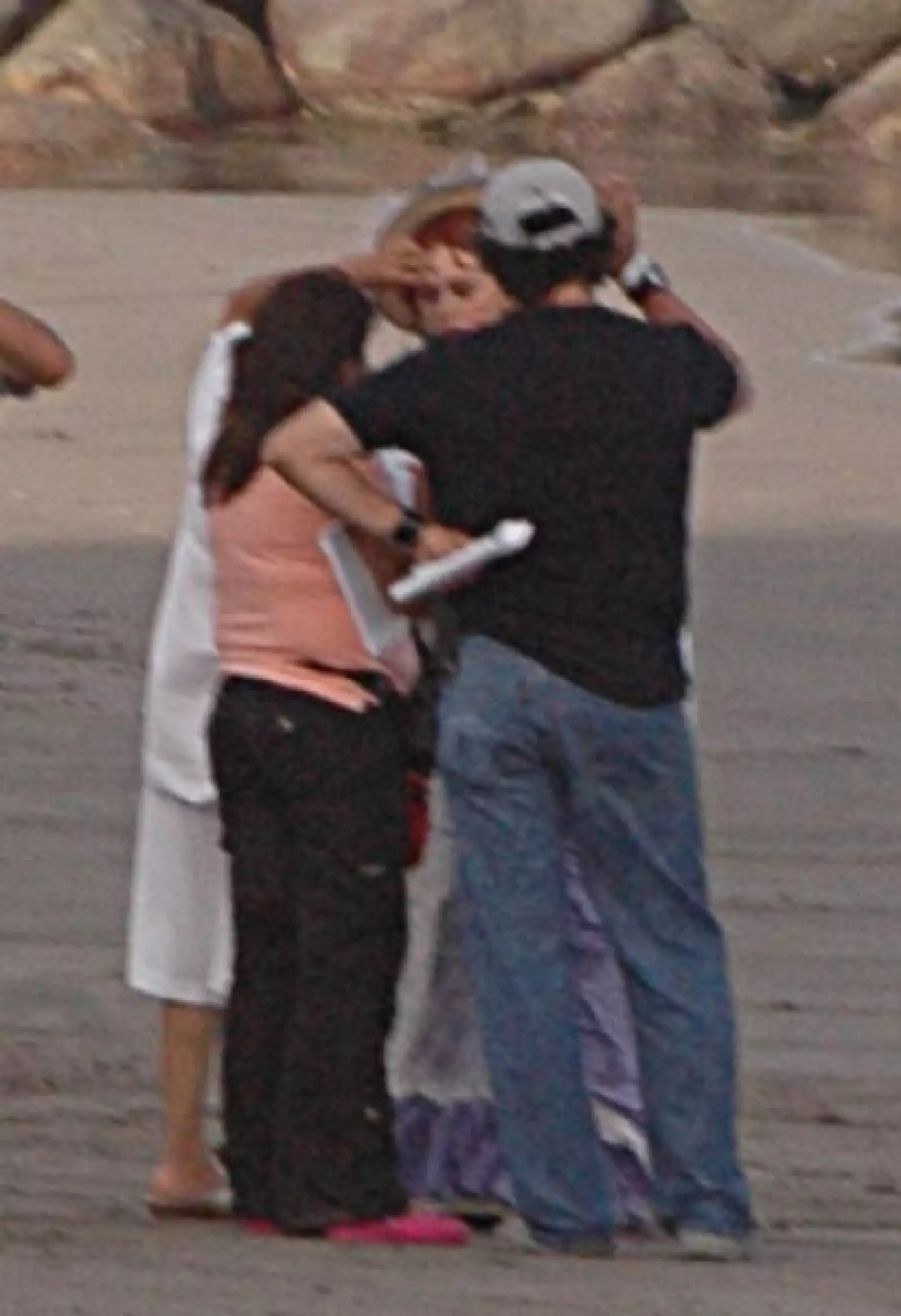 Entre escena y escena, el maquillaje debe ser retocado debido a la humedad de la locación.