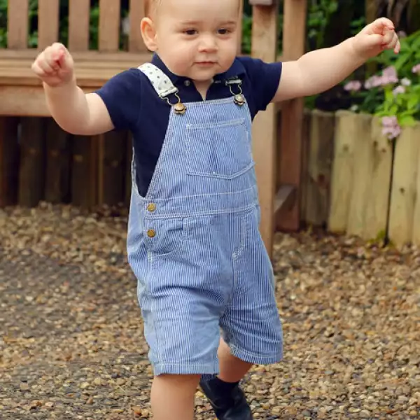 Con motivo de su primer cumpleaños se publicaron 3 fotos del príncipe, esta es una de ellas..