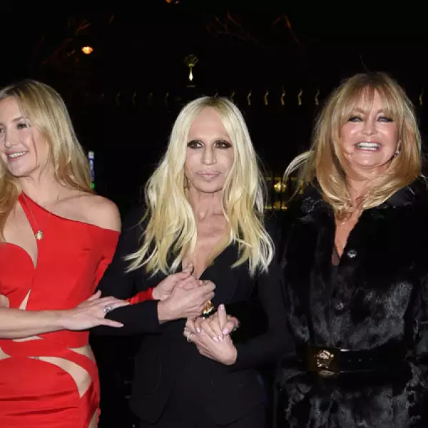 Kate Hudson posa con Donatella Versace y su mamá, Goldie Hawn, en la pasarela de Atelier Versace.