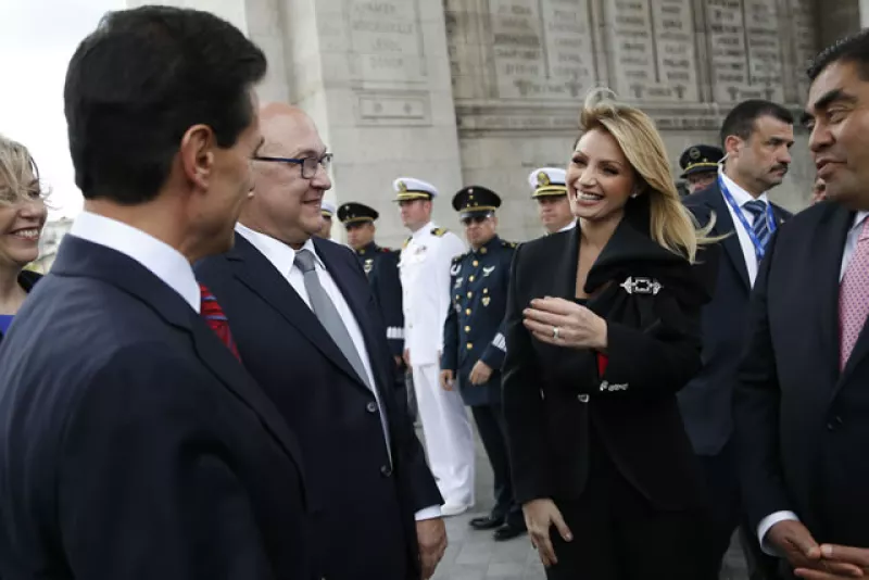Los usuarios de redes sociales difunden y comentan tres instantes de la pareja presidencial mexicana, de su visita a Francia y en Zacatecas.