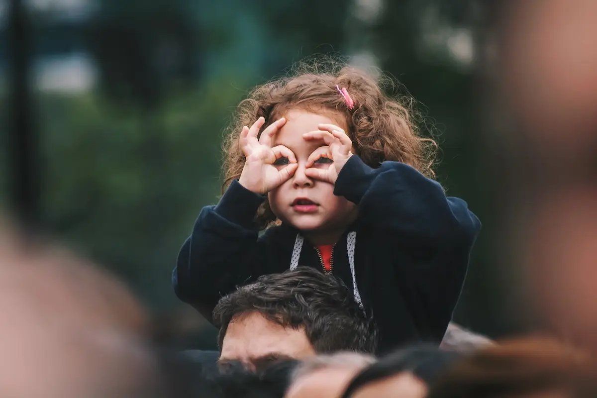 niña jugando con sus manos 