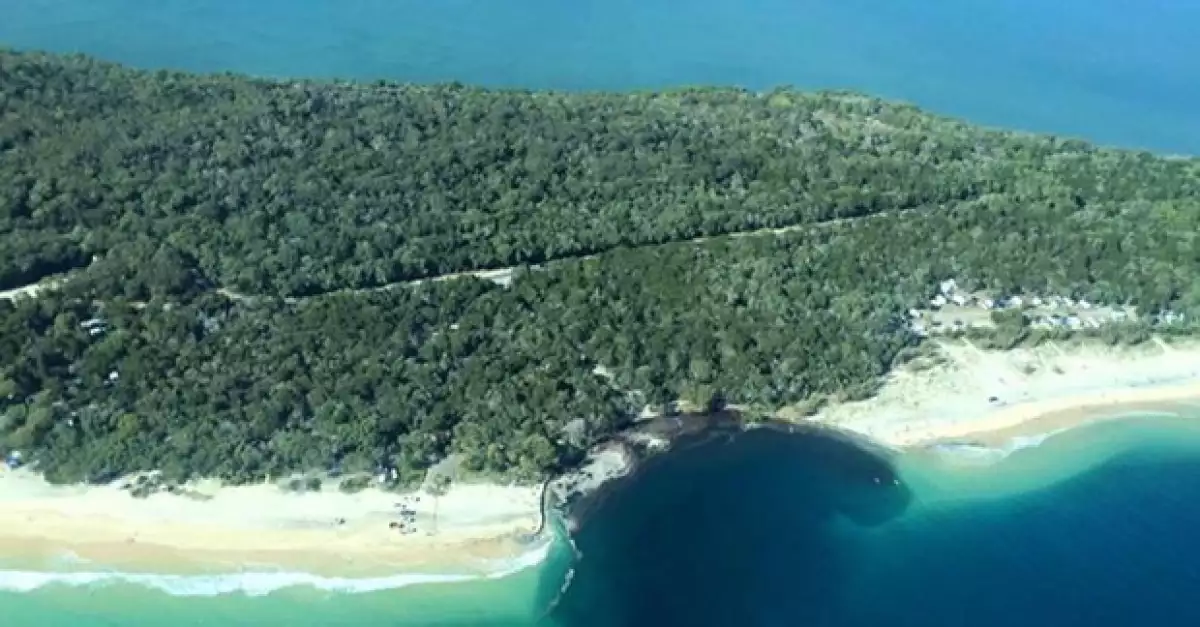 Este domingo varios campistas y turistas fueron evacuados de Inskip Point luego de que varios metros de playa fueran tragados por el mar.