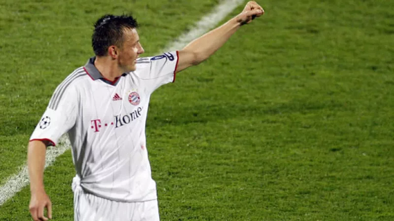 Ivica Olic festeja su "hat trick" (tripleta de goles) frente al Olympique de Lyon