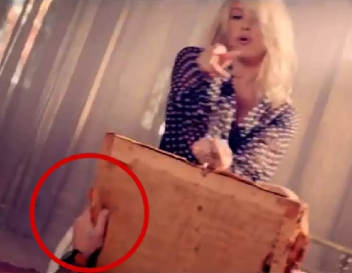 A sólo unos días del estreno de "Addicted To You", los seguidores de la colombiana ya han evidenciado los "bloopers" que hay en el clip. Ante esto, la cantante prometió tener más cuidado.